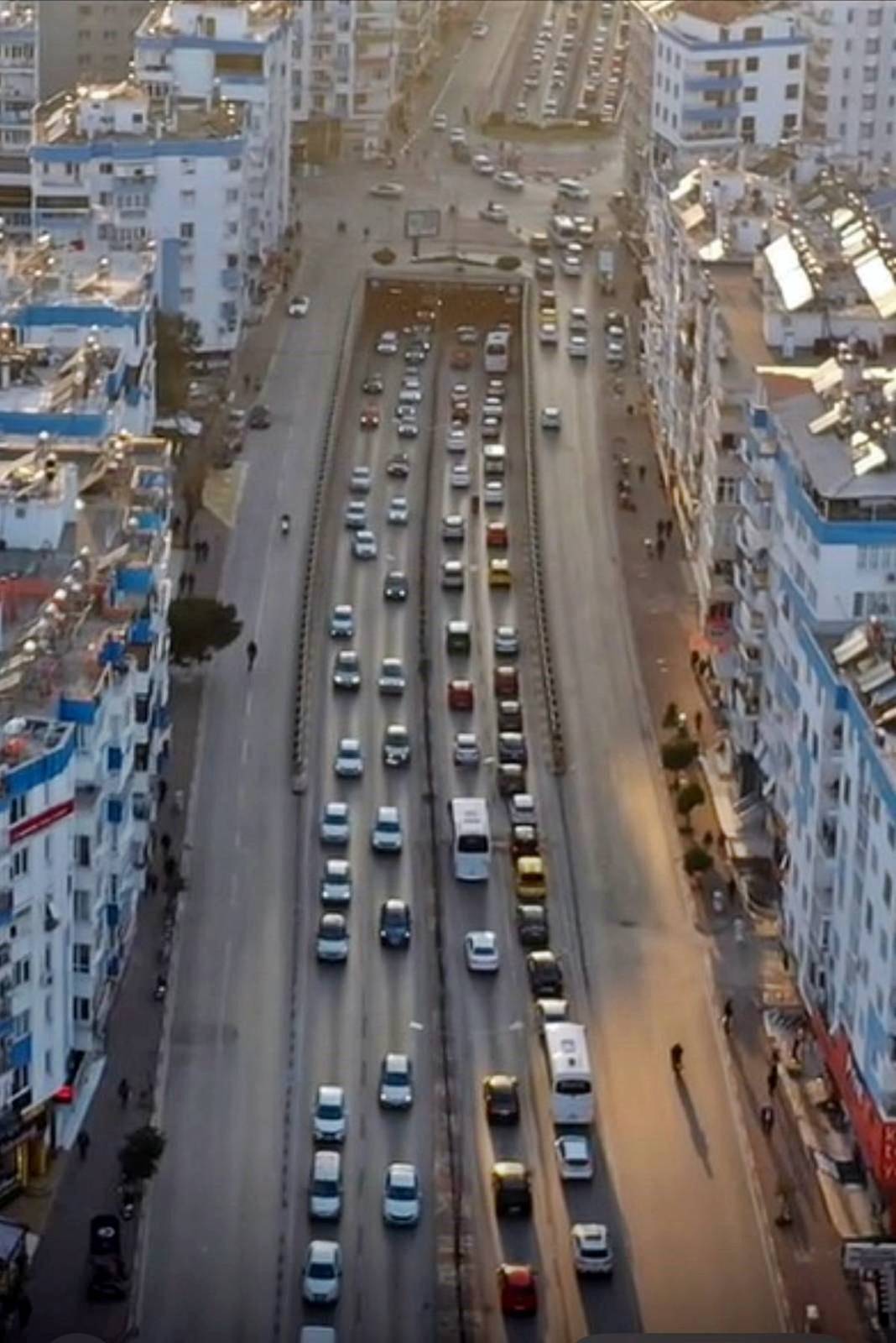 Büyükşehir belediyesinden o caddede otobüslere yeni uygulama! Trafik yoğunluğu yaşanınca baştan sona değiştirildi 15